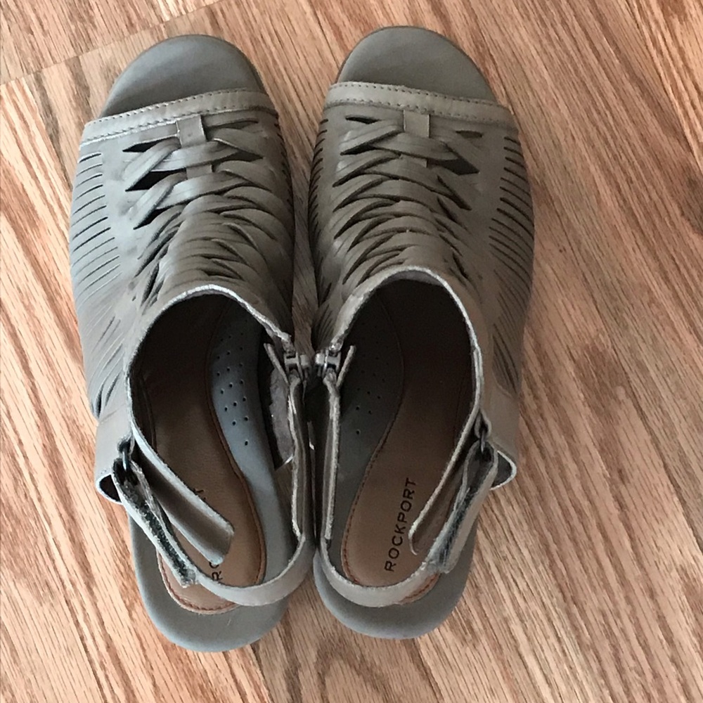 NWOT. LEATHER WEDGE SANDAL